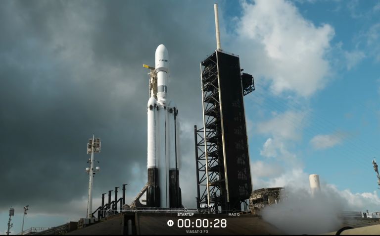 SpaceX lansează gigantul Falcon Heavy