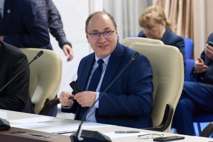 Guvernul Aprobă (copy)